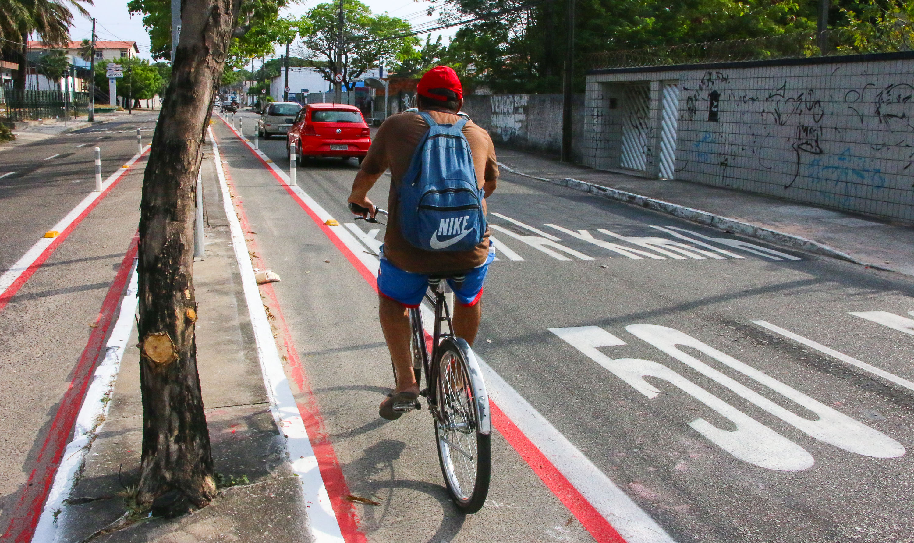 homem andando de bicicleta numa ciclofaixa